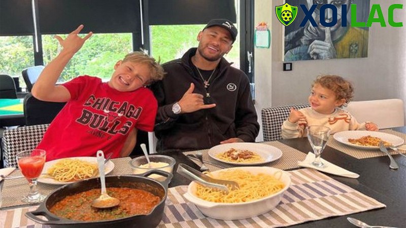 Chế độ ăn của cầu thủ bóng đá Neymar gồm 3 bữa chính
